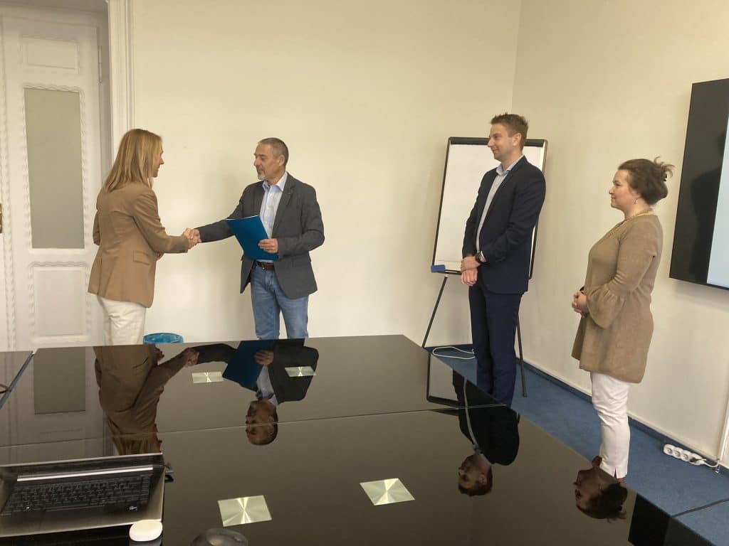 Noví absolventi a držitelia titulov MBA