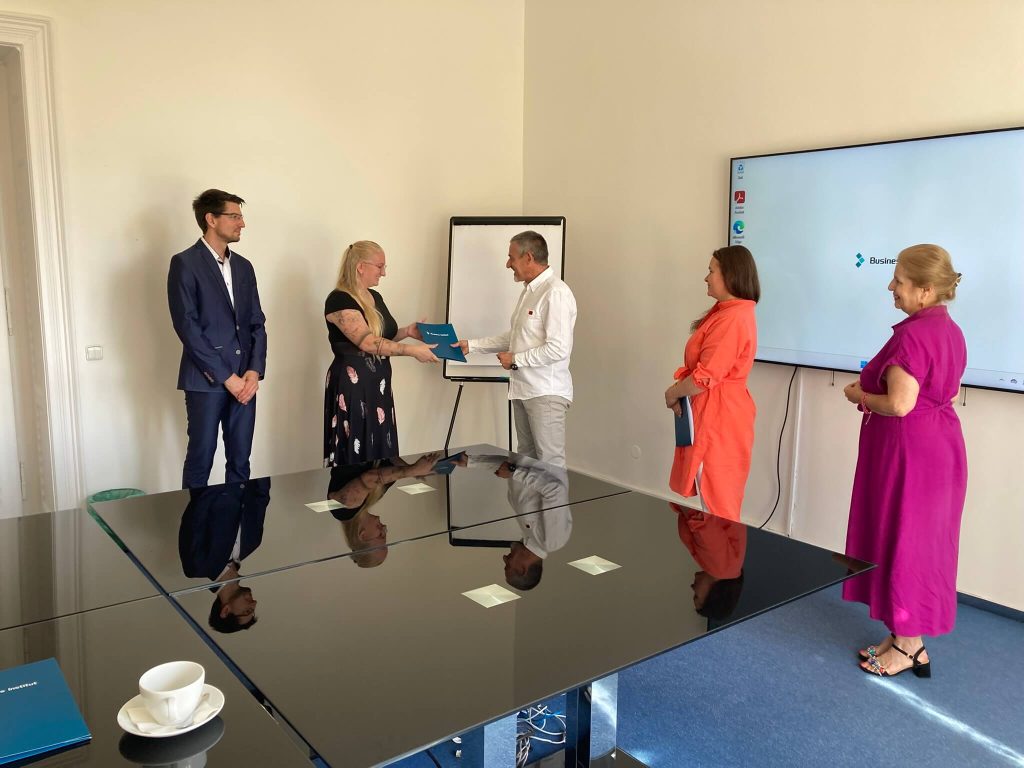Noví absolventi a&nbsp;noví majitelé titulů MBA - galerie