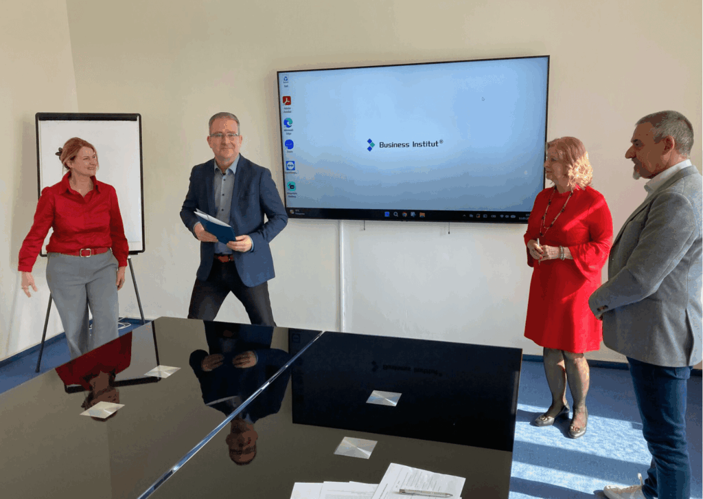 obhajoby 8 | Noví absolventi MBA a DBA: Gratulujeme k excelentným obhajobám